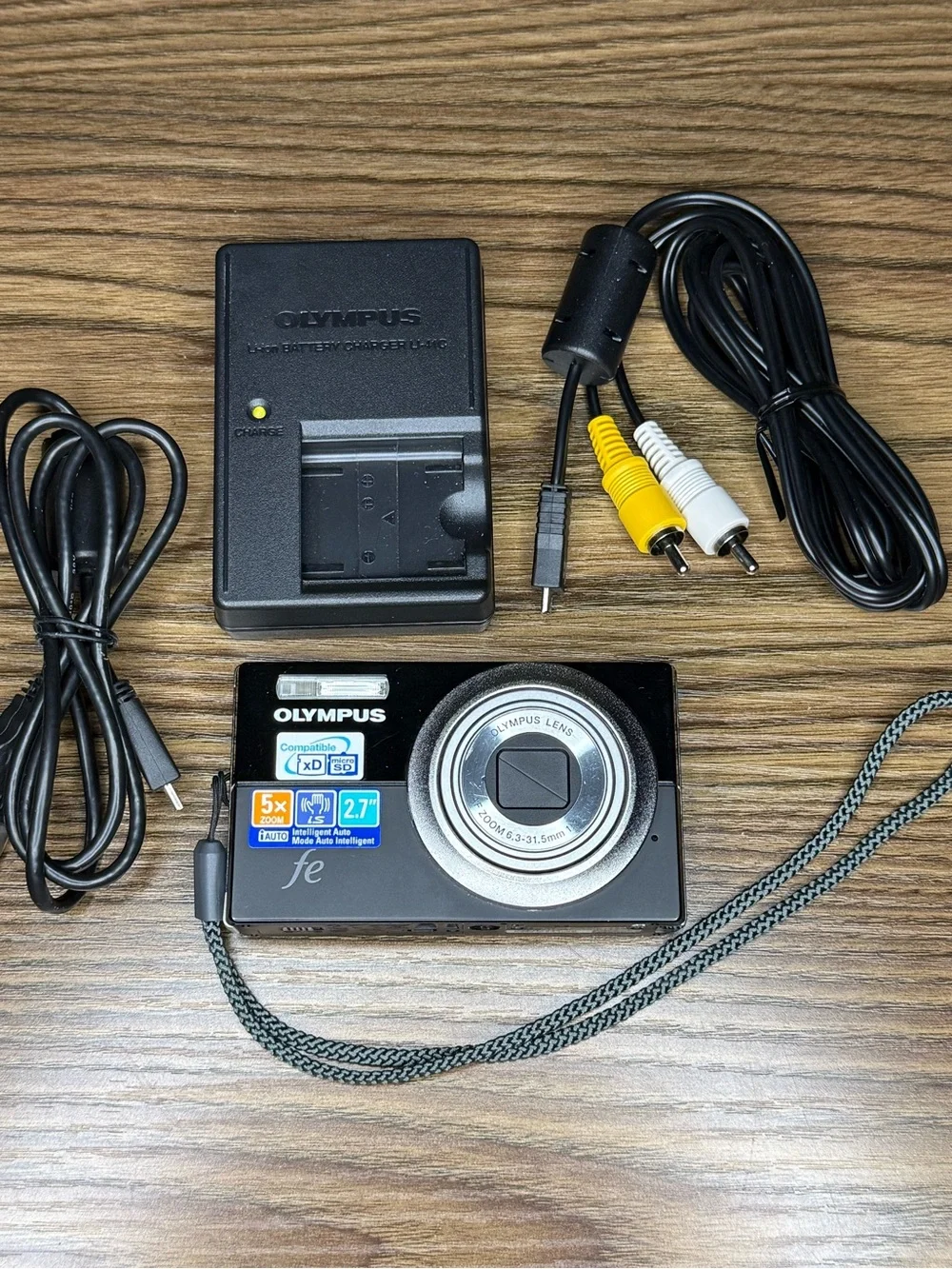 Olympus FE-5010 12mp 5x Zoom Digital Camera Orig Battery/Charger/Cords—Black